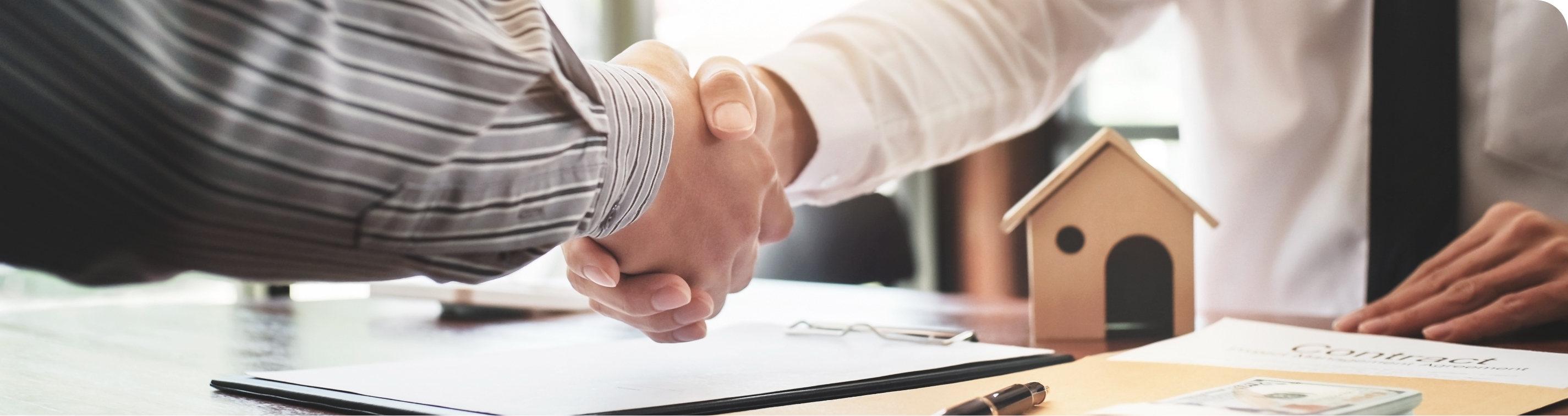 スタッフとお客様が握手をしているメージ画像