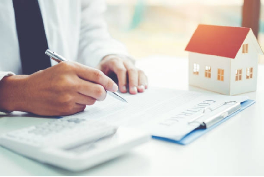 スタッフが価格査定を行っているイメージ写真